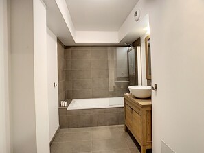 Douche, serviettes fournies