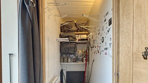A narrow hallway with a ceiling fan, a broom, and a bucket. - Montana - appartement - 6pers - proche centre (Les Gets)