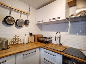 Kjøleskap, ovn, oppvaskmaskin og kaffetrakter/tekoker