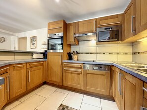Kühlschrank, Mikrowelle, Ofen, Geschirrspüler