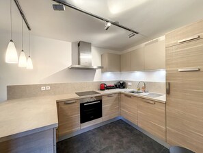 Kühlschrank, Mikrowelle, Ofen, Geschirrspüler