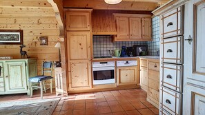 Fridge, microwave, oven, dishwasher - Chalet Le Buech - 8 pers - proche pistes (Les Gets)