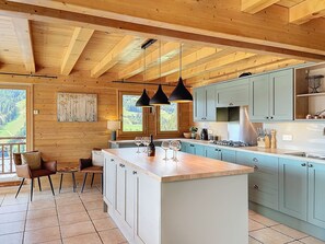 Een koelkast, een magnetron, een oven, een vaatwasser