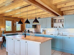 Kühlschrank, Mikrowelle, Ofen, Geschirrspüler