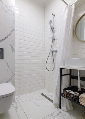 Séchoir à cheveux, serviettes fournies, savon, papier de toilette