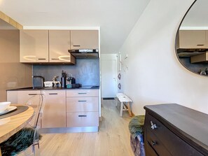 Jääkaappi, mikroaaltouuni, astianpesukone, kahvin-/teenkeitin