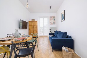 Leilighet, 1 soverom, balkong | Oppholdsrom | En 50-tommers smart-TV med kabel-kanaler