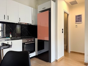 Réfrigérateur, four, lave-vaisselle, cafetière/bouilloire