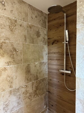 Douche, sèche-cheveux, serviettes fournies, savon