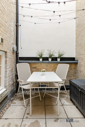 Outdoor dining - The Rochester: Two Historic Townhouses, 12-Bed, 6-Bath | Victoria (London)