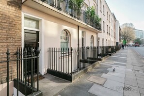 Exterior - The Rochester: Two Historic Townhouses, 12-Bed, 6-Bath | Victoria (London)