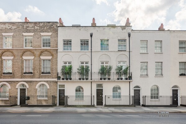 Exterior - The Rochester: Two Historic Townhouses, 12-Bed, 6-Bath | Victoria (London)