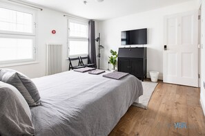 12 bedrooms, desk, travel cot, free WiFi - The Rochester: Two Historic Townhouses, 12-Bed, 6-Bath | Victoria (London)