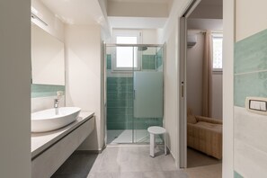 Douche, sĂšche-cheveux, bidet