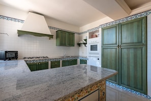 Fridge, microwave, oven, dishwasher - Lovely Family Villa in Modica (Modica)