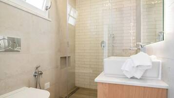 Dusche, kostenlose Toilettenartikel, Haartrockner, Handtücher