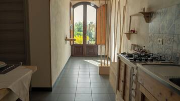 Køleskab, ovn, kogeplade, kaffe-/temaskine