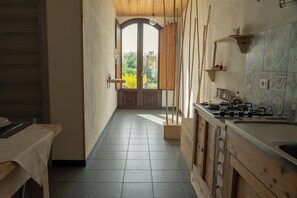 Réfrigérateur, four, plaque de cuisson, cafetière/bouilloire