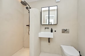 Apartment (1 Bedroom) | Bathroom | Shower, free toiletries, hair dryer, towels