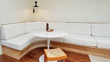 Apartamento (1 Bedroom) | Área de estar | TV 32 polegadas com canais digitais