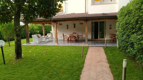 Outdoor dining - Sabaudia Holiday: Villa a few minutes from the sea (Sabaudia)