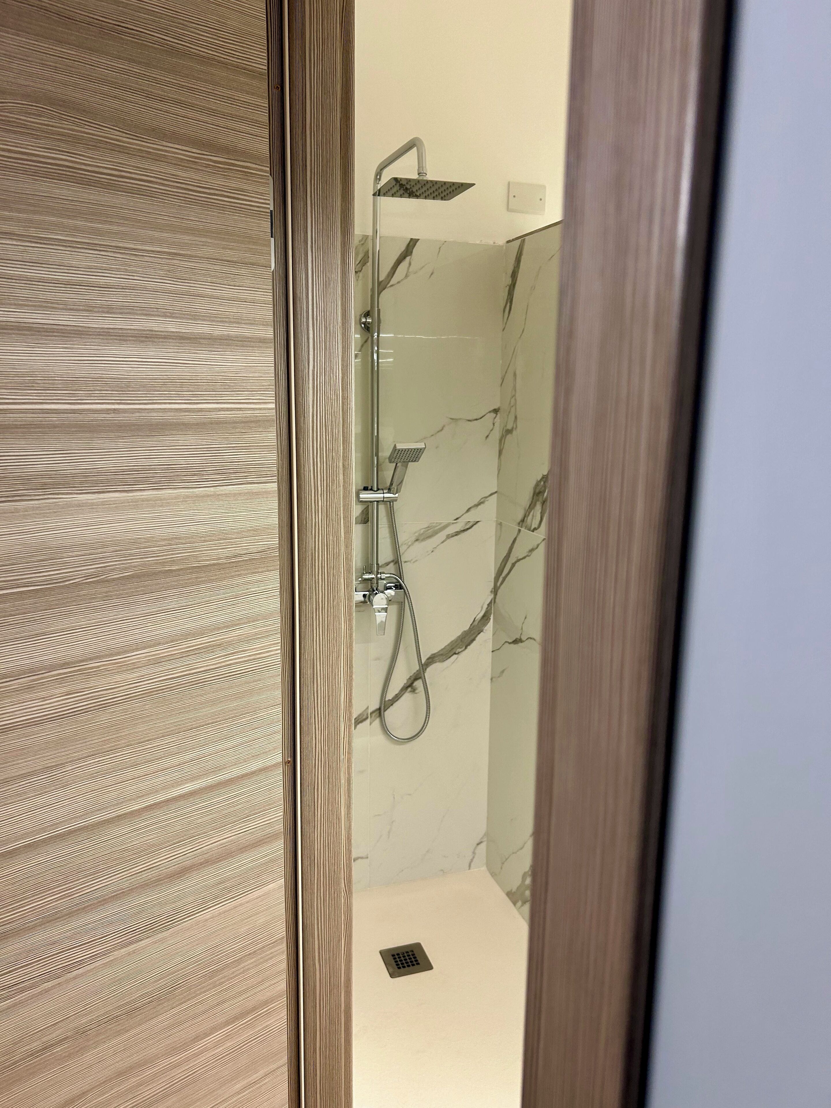 Sèche-cheveux, serviettes fournies, savon, papier toilette