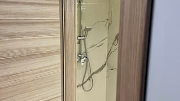 SĂšche-cheveux, serviettes fournies, savon, papier toilette