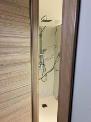 Haartrockner, Handtücher, Seife, Toilettenpapier