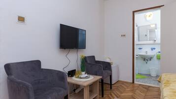 Herbergi með tvíbreiðu rúmi (Double Room with Terrace and Partial ) | 1 svefnherbergi, ókeypis þráðlaus nettenging