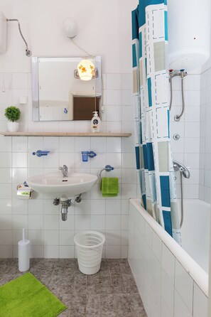 Habitación doble (Double Room with Terrace and Partial ) | Baño | Tina y toallas 