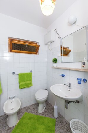 Doppelzimmer (Double Room with Terrace and Partial ) | Badezimmer | Badewanne, Handtücher