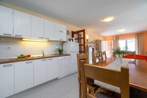 Ferienhaus (Five Bedroom House with Terrace and S) | Eigene Küche | Kühlschrank