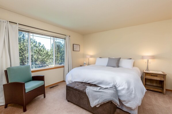 4 bedrooms, desk, iron/ironing board, WiFi
