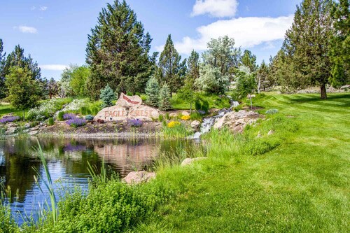 Eagle Crest Getaway w/ Hot Tub & Golf Views