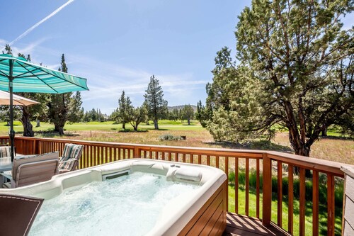 Eagle Crest Getaway w/ Hot Tub & Golf Views