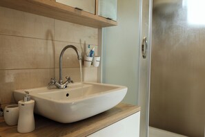 Apartment (One Bedroom Apartment with Terrace (S) | Bathroom | Shower, towels - Apartment Freni (Supetar)