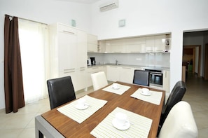 Apartment (Two Bedroom Apartment with Sea View B) | Esszimmer