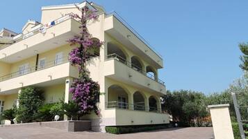 Apartment (Two Bedroom Apartment with Sea View T) | Exterior