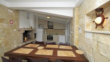 Apartment (One Bedroom Apartment with Sea View B) | BBQ/picnic Area