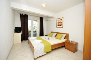 Apartment (Two Bedroom Apartment with Sea View T) | 11 bedrooms, free WiFi - Apartments Villa Moonlight (Okrug)