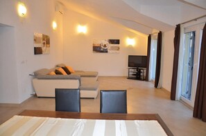Apartment (Two Bedroom Apartment with Sea View B) | Esszimmer