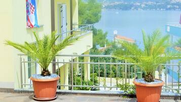 Apartment (One Bedroom Apartment with Sea View B) | Terrace/patio