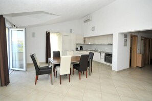 Apartment (Two Bedroom Apartment with Sea View B) | Esszimmer