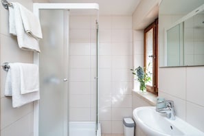 Apartamento (Sea House 2) | Banheiro | Chuveiro, toalhas de banho