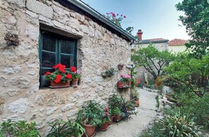 Apartment (Two bedroom Garden House) | Garden - Art Apartment Seasoul (Dubrovnik)