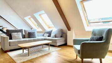 Una televisión, libros, una oficina