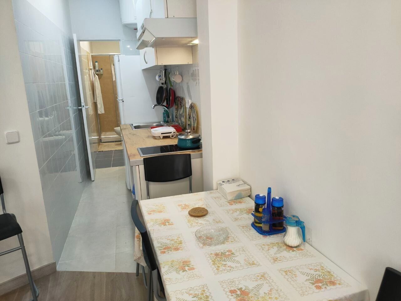 Micro-ondes, batterie de cuisine, vaisselle et ustensiles