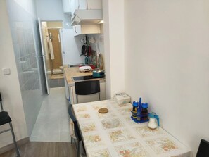 Mikrobølgeovn, køkkentøj/tallerkener/redskaber