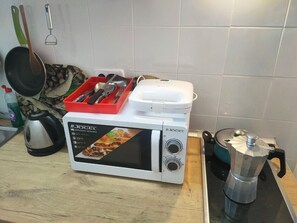 Microwave, cookware/dishes/utensils