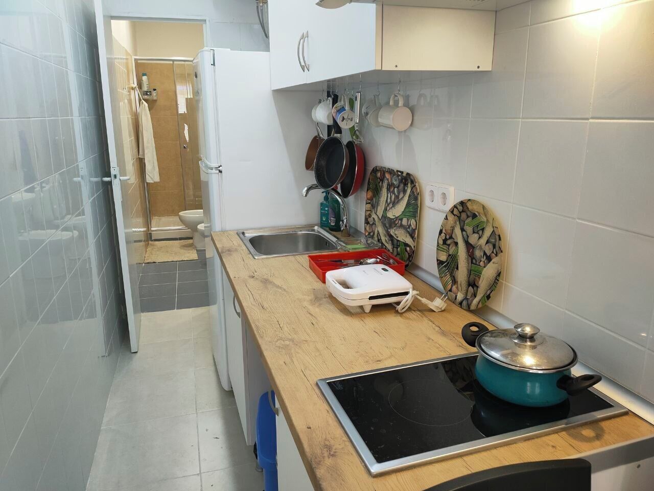 Microwave, cookware/dishes/utensils